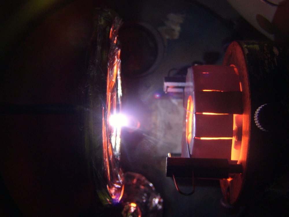 Plasma plume of various materials during pulsed laser deposition/Plazmový oblak různých materiálů při pulsní laserové depozici