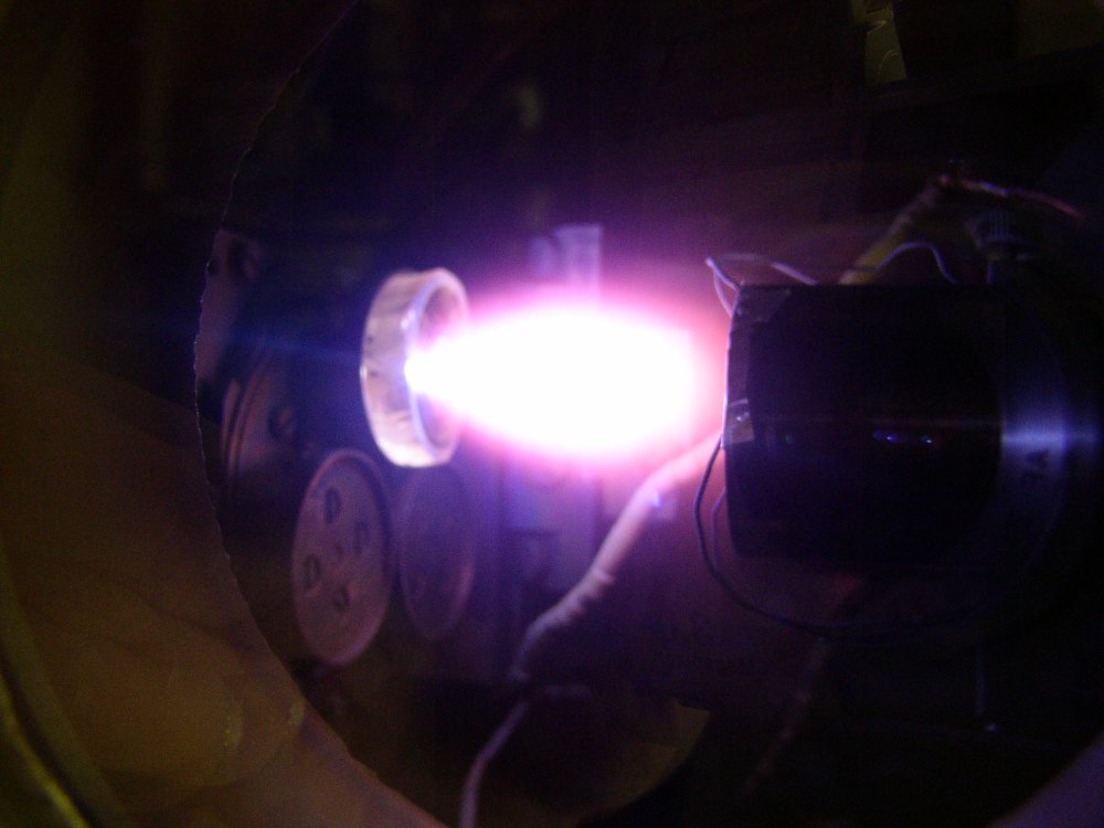 Plasma plume of various materials during pulsed laser deposition/Plazmový oblak různých materiálů při pulsní laserové depozici