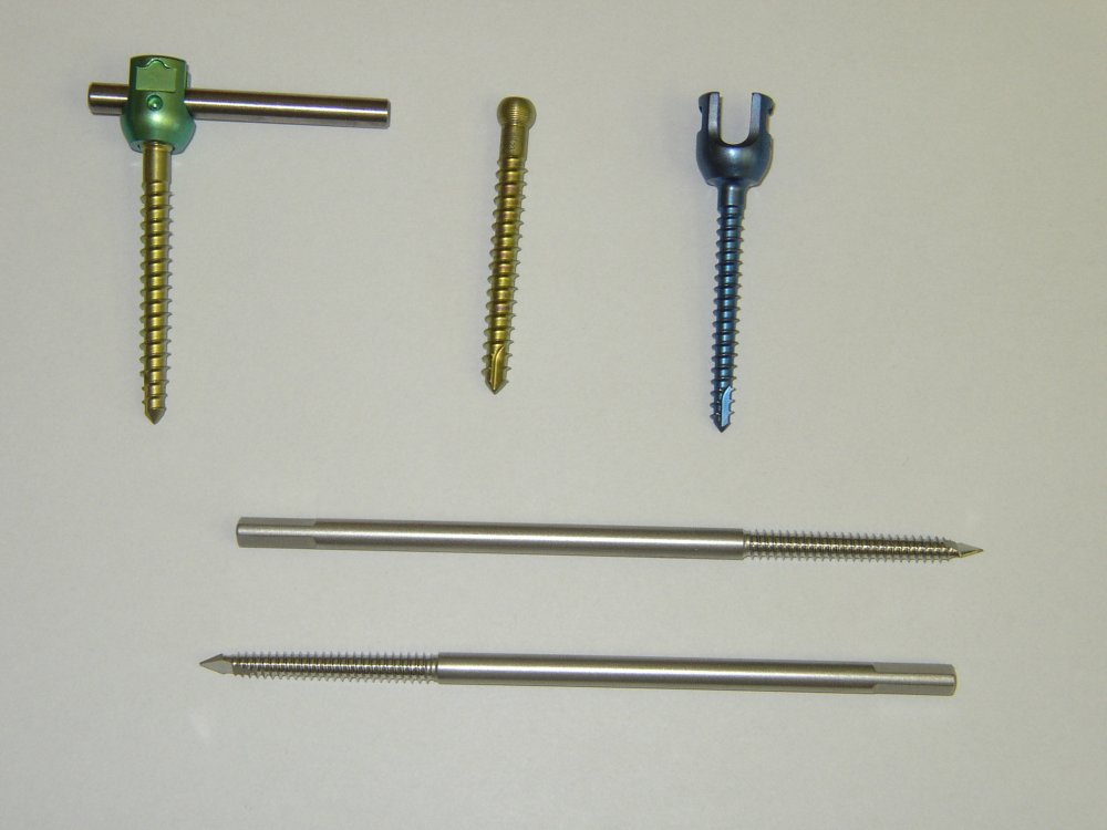 Fixing screws used in complicated fractures/Fixační šrouby používané při komplikovaných zlomeninách